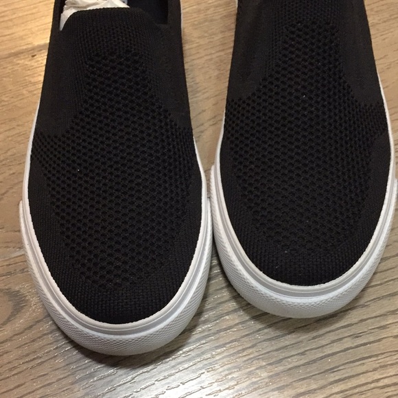 Boys Sz 2 stretch knit slip on runners sneakers N - Picture 7 of 7